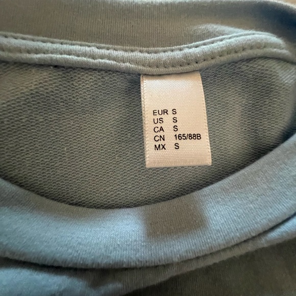 Baby blue long sleeve scalloped bottom shirt, slightly cropped - Picture 4 of 5